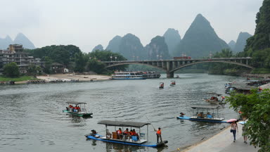Yelkenli tekne arasında yeşil orman ve Karstik dağlar Yangshuo Guilin County, Çin Li Nehri boyunca doğal görünümünü. Yangshuo Asya'nın popüler bir turistik yer.