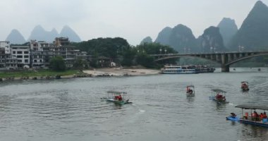 Yelkenli tekne arasında yeşil orman ve Karstik dağlar Yangshuo Guilin County, Çin Li Nehri boyunca doğal görünümünü. Yangshuo Asya'nın popüler bir turistik yer.