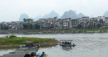 Yelkenli tekne arasında yeşil orman ve Karstik dağlar Yangshuo Guilin County, Çin Li Nehri boyunca doğal görünümünü. Yangshuo Asya'nın popüler bir turistik yer.