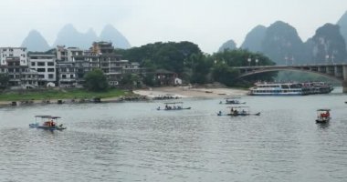 Yelkenli tekne arasında yeşil orman ve Karstik dağlar Yangshuo Guilin County, Çin Li Nehri boyunca doğal görünümünü. Yangshuo Asya'nın popüler bir turistik yer.