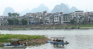 Yelkenli tekne arasında yeşil orman ve Karstik dağlar Yangshuo Guilin County, Çin Li Nehri boyunca doğal görünümünü. Yangshuo Asya'nın popüler bir turistik yer.