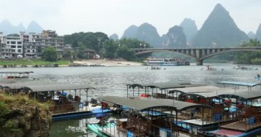 Yelkenli tekne arasında yeşil orman ve Karstik dağlar Yangshuo Guilin County, Çin Li Nehri boyunca doğal görünümünü. Yangshuo Asya'nın popüler bir turistik yer.