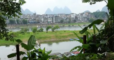 Yelkenli tekne arasında yeşil orman ve Karstik dağlar Yangshuo Guilin County, Çin Li Nehri boyunca doğal görünümünü. Yangshuo Asya'nın popüler bir turistik yer.