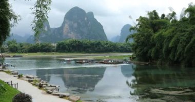 Yelkenli tekne arasında yeşil orman ve Karstik dağlar Yangshuo Guilin County, Çin Li Nehri boyunca doğal görünümünü. Yangshuo Asya'nın popüler bir turistik yer.