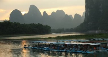 Gün batımında Li Nehri, Xingping, Guilin, Çin. Xingping iline bağlı Kuzey Guangxi, China