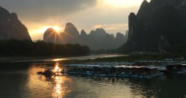 Gün batımında Li Nehri, Xingping, Guilin, Çin. Xingping iline bağlı Kuzey Guangxi, China