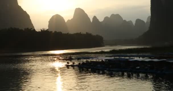 Ηλιοβασίλεμα Στο Ποταμό Xingping Guilin Κίνα Xingping Είναι Μια Πόλη — Αρχείο Βίντεο