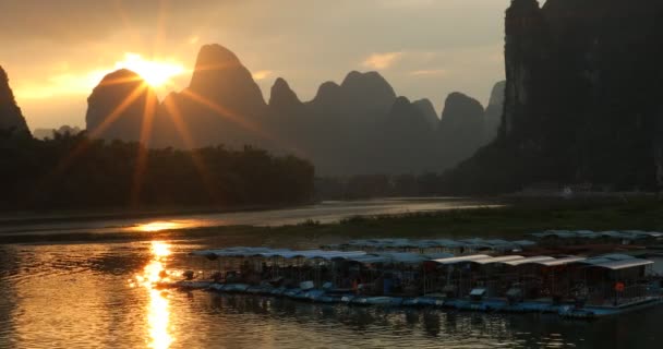 Ηλιοβασίλεμα Στο Ποταμό Xingping Guilin Κίνα Xingping Είναι Μια Πόλη — Αρχείο Βίντεο