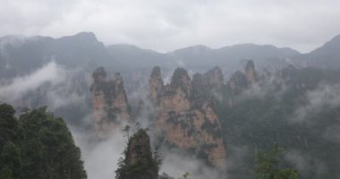 Zhangjiajie Forest Park. Kanyon yükselen dev ayağı dağlar. Hunan eyaleti, Çin.