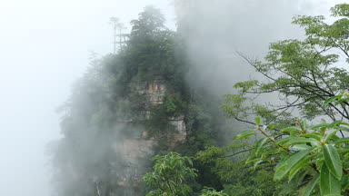 Zhangjiajie Forest Park. Kanyon yükselen dev ayağı dağlar. Hunan eyaleti, Çin.