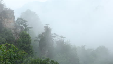 Zhangjiajie Forest Park. Kanyon yükselen dev ayağı dağlar. Hunan eyaleti, Çin.