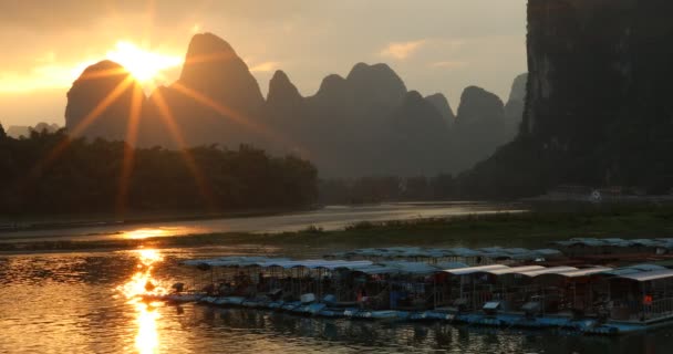 Ηλιοβασίλεμα Στο Ποταμό Xingping Guilin Κίνα Xingping Είναι Μια Πόλη — Αρχείο Βίντεο