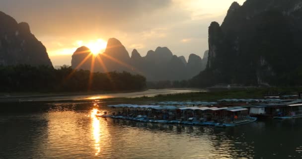Ηλιοβασίλεμα Στο Ποταμό Xingping Guilin Κίνα Xingping Είναι Μια Πόλη — Αρχείο Βίντεο