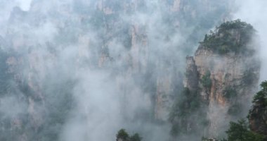 Zhangjiajie Forest Park. Kanyon yükselen dev ayağı dağlar. Hunan eyaleti, Çin.