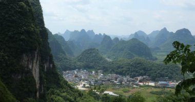 Bir köyden Moon tepe dağ hava görünümünü. Yangshuo, Çin, Asya