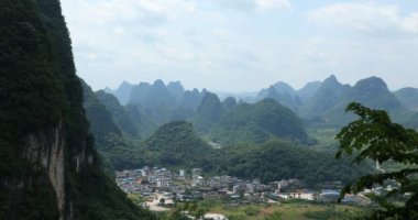 Bir köyden Moon tepe dağ hava görünümünü. Yangshuo, Çin, Asya