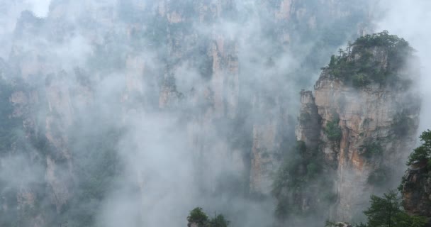 Πάρκο Zhangjiajie Δάσος Γιγάντιο Πυλώνα Βουνά Περνώντας Από Φαράγγι Επαρχία — Αρχείο Βίντεο