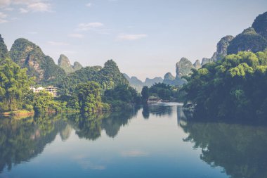 Yeşil orman ve Karstik dağlar Yangshuo Guilin County, Çin arasında doğal görünümü Yulong Nehri. Yangshuo Asya'nın popüler bir turistik yer.