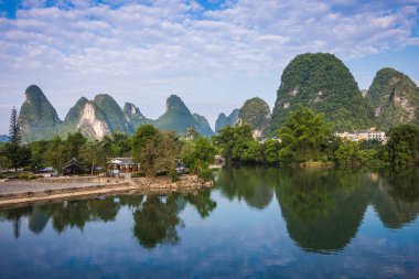 Yeşil orman ve Karstik dağlar Yangshuo Guilin County, Çin arasında doğal görünümü Yulong Nehri. Yangshuo Asya'nın popüler bir turistik yer.
