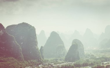 Guilin, karstik dağlar manzara. Yangshuo, Guilin, Guangxi, China bulunan.