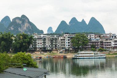 Doğal yaz güneşli manzara Yangshuo Guilin County, Çin. Güzel karstik dağlar ve masmavi su ile Li nehir (Lijiang Nehri) görünümü. Mavi gökyüzü arka plan üzerinde şaşırtıcı yeşil tepeler.
