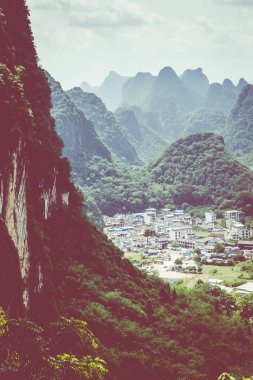 Guilin, karstik dağlar manzara. Yangshuo, Guilin, Guangxi, China bulunan.