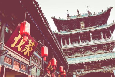 PingYao, Çin - 21 Mayıs 2018: Turistler ve yerel halkın Pingyao antik şehir merkezi Çin, Asya. Yağmurlu hava.