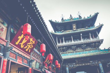 PingYao, Çin - 21 Mayıs 2018: Turistler ve yerel halkın Pingyao antik şehir merkezi Çin, Asya. Yağmurlu hava.