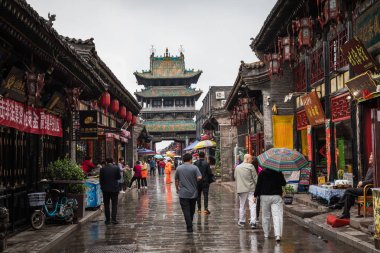 PingYao, Çin - 21 Mayıs 2018: Turistler ve yerel halkın Pingyao antik şehir merkezi Çin, Asya. Yağmurlu hava.