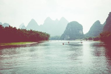 Küçük turistik Bambu doğal görünümü yelken sallar yeşil orman ve Karstik dağlar Yangshuo Guilin County, Çin arasında Li Nehri boyunca. Yangshuo Asya'nın popüler bir turistik yer.