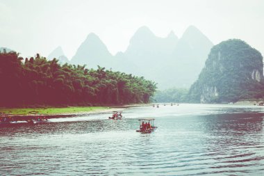 Küçük turistik Bambu doğal görünümü yelken sallar yeşil orman ve Karstik dağlar Yangshuo Guilin County, Çin arasında Li Nehri boyunca. Yangshuo Asya'nın popüler bir turistik yer.