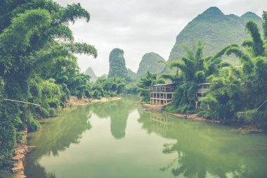 Doğal manzara Yangshuo Guilin County, Çin. Güzel Karstik dağlar ve masmavi su ile Li nehir (Lijiang Nehri) görünümü. Arka plan üzerinde şaşırtıcı yeşil tepeler.