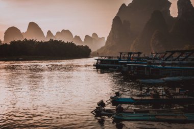 Gün batımında Li Nehri, Xingping, Guilin, Çin. Xingping iline bağlı Kuzey Guangxi, China.