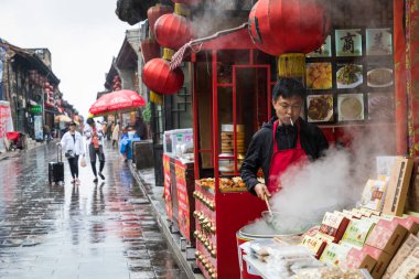 PingYao, Çin - 21 Mayıs 2018: Turistler ve yerel halkın Pingyao antik şehir merkezi Çin, Asya. Yağmurlu hava.