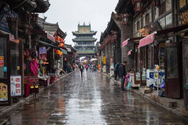 PingYao, Çin - 21 Mayıs 2018: Turistler ve yerel halkın Pingyao antik şehir merkezi Çin, Asya. Yağmurlu hava.