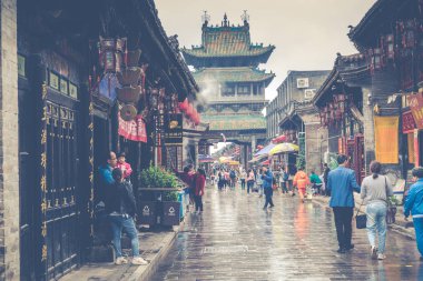 PingYao, Çin - 21 Mayıs 2018: Turistler ve yerel halkın Pingyao antik şehir merkezi Çin, Asya. Yağmurlu hava.