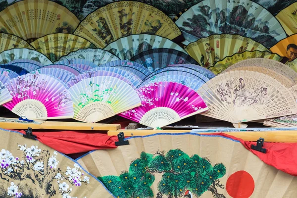 2018年5月26日 中国传统工艺品在阳朔市场上的粉丝 — 图库照片