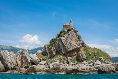 Kilise ile güzel adacıkları Katic (Katich) ve Sveta tepe görünümünü bir tanesi denize yakın Petrovac, Karadağ.