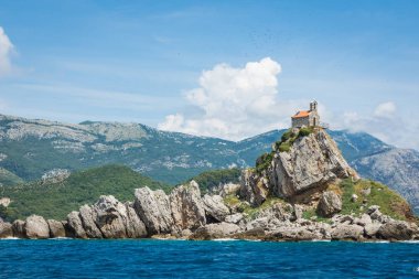 Kilise ile güzel adacıkları Katic (Katich) ve Sveta tepe görünümünü bir tanesi denize yakın Petrovac, Karadağ.