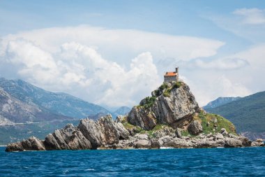 Kilise ile güzel adacıkları Katic (Katich) ve Sveta tepe görünümünü bir tanesi denize yakın Petrovac, Karadağ.