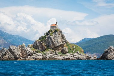 Kilise ile güzel adacıkları Katic (Katich) ve Sveta tepe görünümünü bir tanesi denize yakın Petrovac, Karadağ.