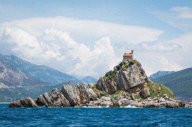 Kilise ile güzel adacıkları Katic (Katich) ve Sveta tepe görünümünü bir tanesi denize yakın Petrovac, Karadağ.
