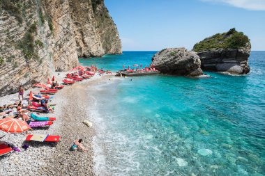 Budva, Karadağ - 17 Haziran 2018: Hawaii Beach Budva şehri yakınındaki St. Nicholas Adası üzerinde. Avrupa. Karadağ