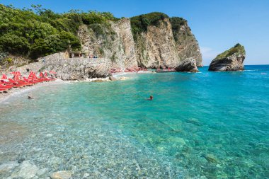 Budva, Karadağ - 17 Haziran 2018: Hawaii Beach Budva şehri yakınındaki St. Nicholas Adası üzerinde. Avrupa. Karadağ