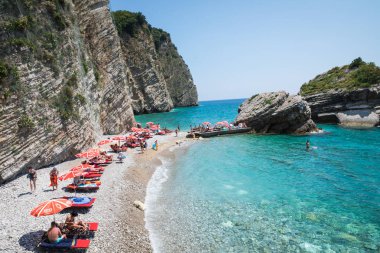 Budva, Karadağ - 17 Haziran 2018: Hawaii Beach Budva şehri yakınındaki St. Nicholas Adası üzerinde. Avrupa. Karadağ