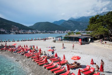 Budva, Karadağ - 17 Haziran 2018: Hawaii Beach Budva şehri yakınındaki St. Nicholas Adası üzerinde. Avrupa. Karadağ