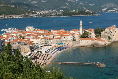 Budva, Karadağ - 20 Haziran 2018: Budva, Karadağ popüler beldesinde eski şehir yakınında sahilde rahatlatıcı insanlar