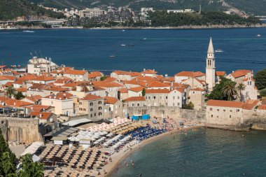 Budva, Karadağ - 20 Haziran 2018: Budva, Karadağ popüler beldesinde eski şehir yakınında sahilde rahatlatıcı insanlar