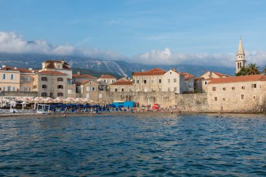Budva, Karadağ - 20 Haziran 2018: Budva, Karadağ popüler beldesinde eski şehir yakınında sahilde rahatlatıcı insanlar