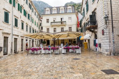 Kotor, Karadağ - 16 Haziran 2018: Eski Kotor şehir görünümünü. Kotor Karadağ kıyısında bir şehir ve Kotor Koyu'nda yer almaktadır.